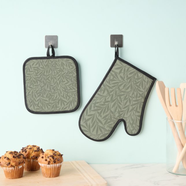 William Morris Willow Pattern Antique Sage Green Oven Mitt & Pot Holder Set (Insitu(Hanging))