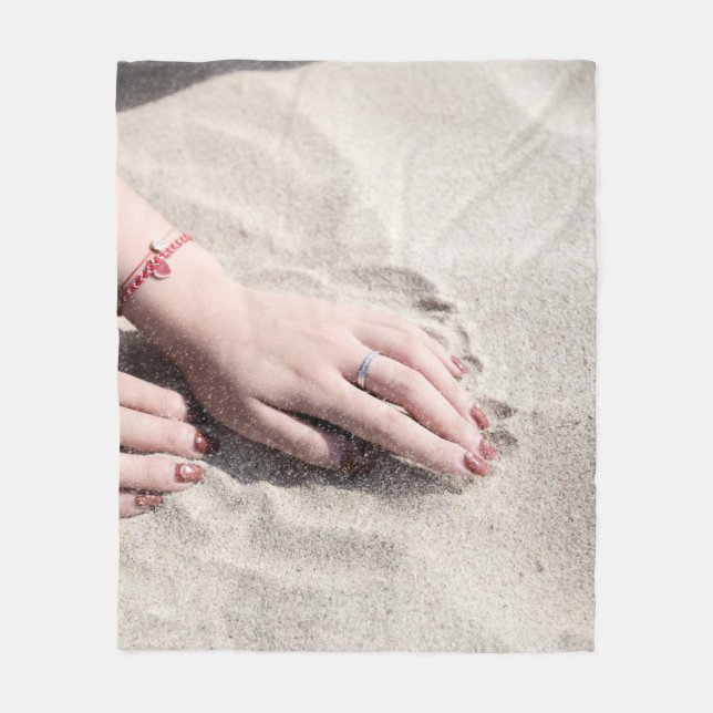 Woman lying on white sand fleece blanket (Front)