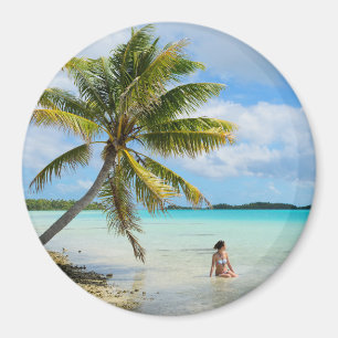 Woman under a palm tree round magnet