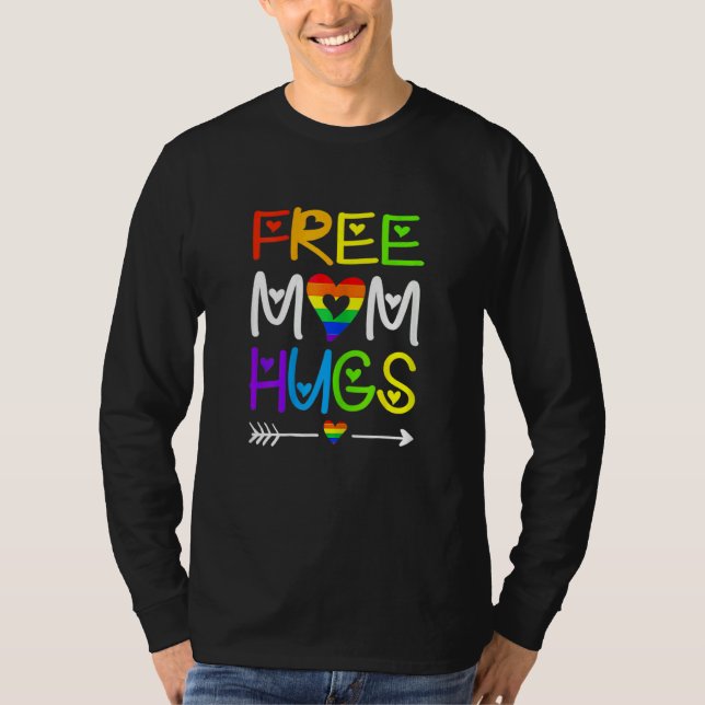 Womens Free Mom Hugs  Rainbow Heart Lgbt Pride Mon T-Shirt (Front)