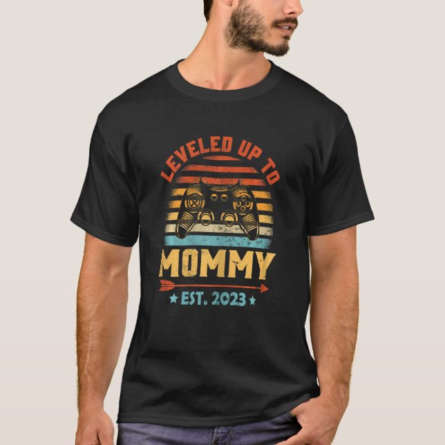Womens Retro Leveled Up To Mommy 2023 Gaming Pregn T-Shirt (Front)