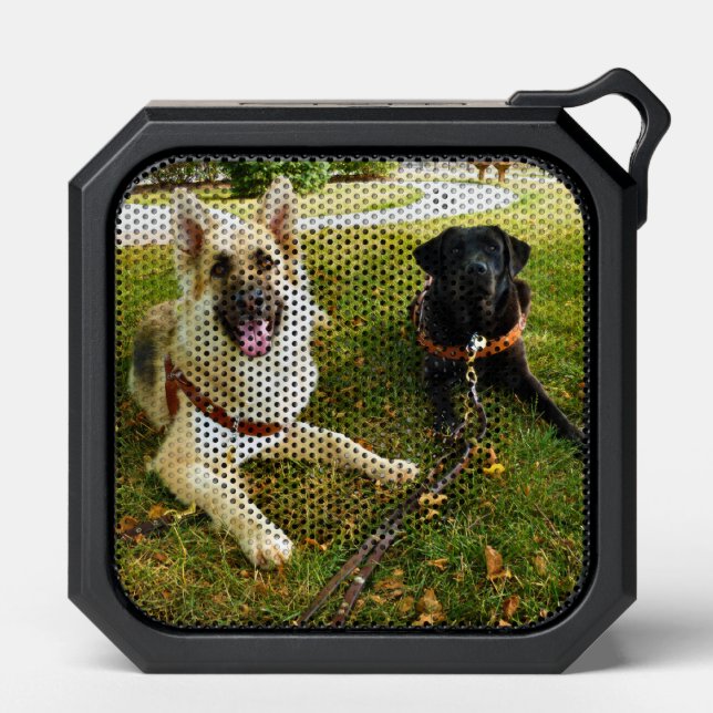 Working girls bluetooth speaker (Front)