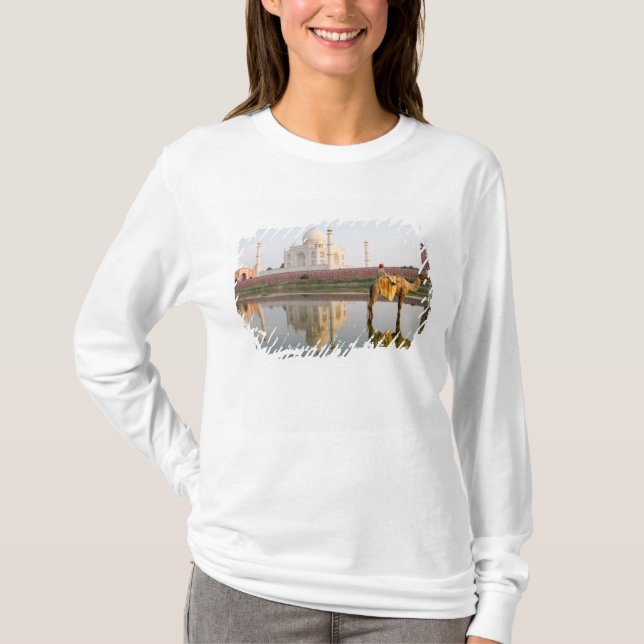 World famous Taj Mahal temple burial site at T-Shirt (Front)