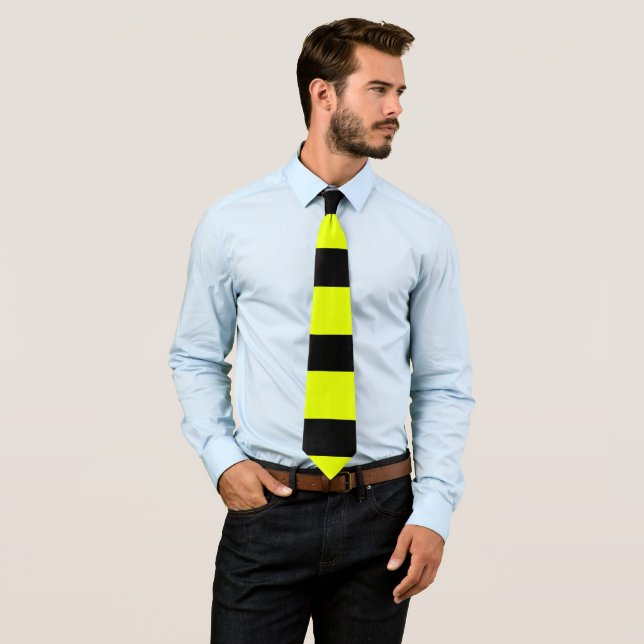 Yellow stripes pattern neck tie (In Situ)