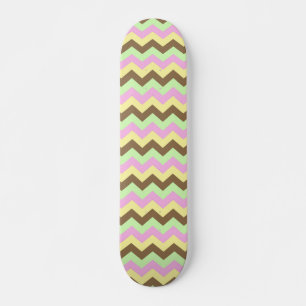 Zigzag patroon (roze, groen, geel en bruin) skateboard